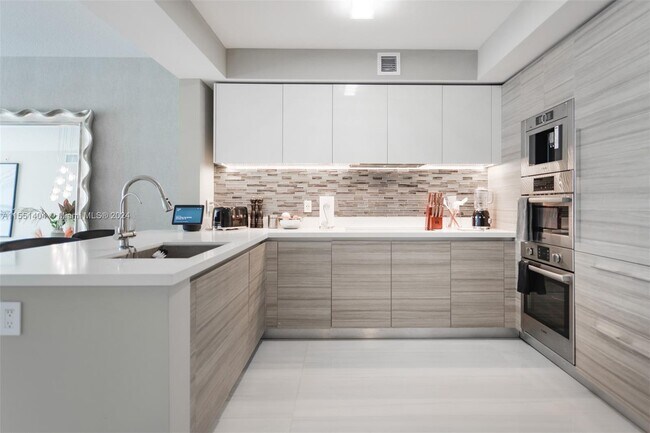 Foto del edificio - 300 Sunny Isles Blvd