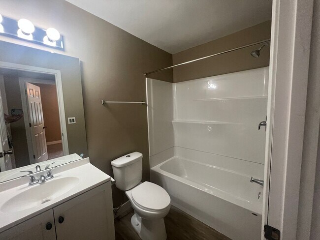 Building Photo - JUST LISTED for RENT!