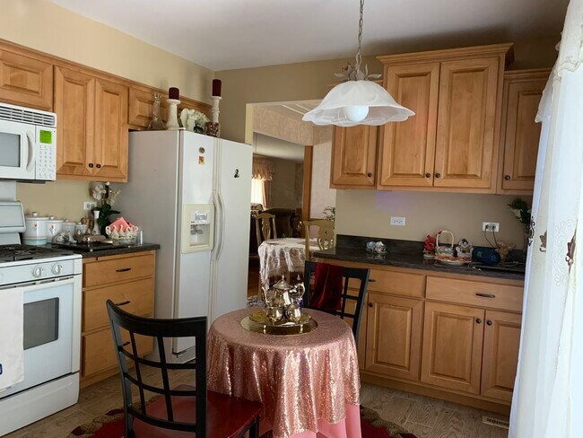 Building Photo - 18W206 Claremont Dr