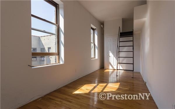 Foto del edificio - 249 W 11th St