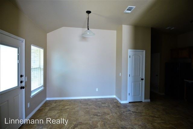 Building Photo - 307 Sladecek Drive
