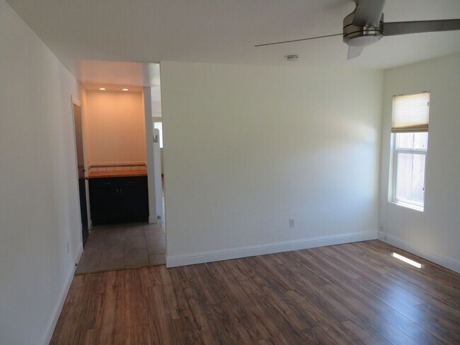 Foto del edificio - Beautiful 2 bed 1 bath end unit Townhome i...