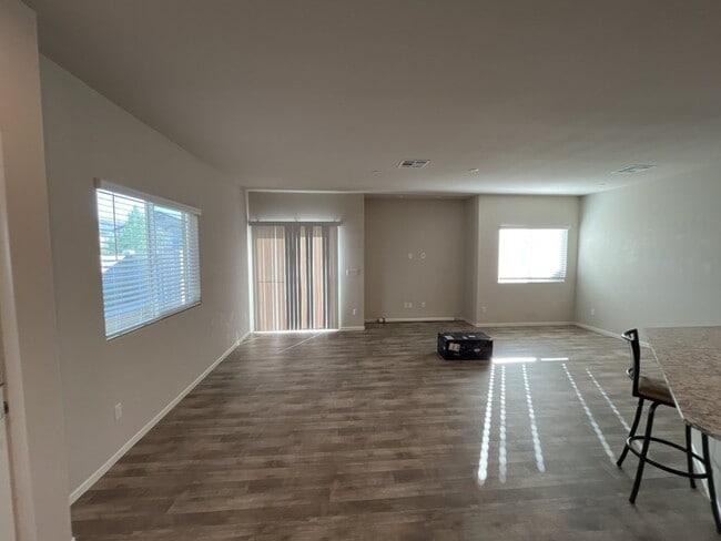 Building Photo - **SHORT TERM LEASE ONLY**  Beautiful 3 bedroom 3 bathroom townhome.