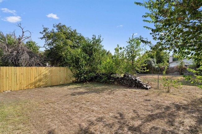 Foto del edificio - 8703 Pineridge Dr