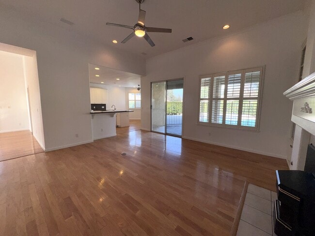 Building Photo - 553 W Fallbrook Ave