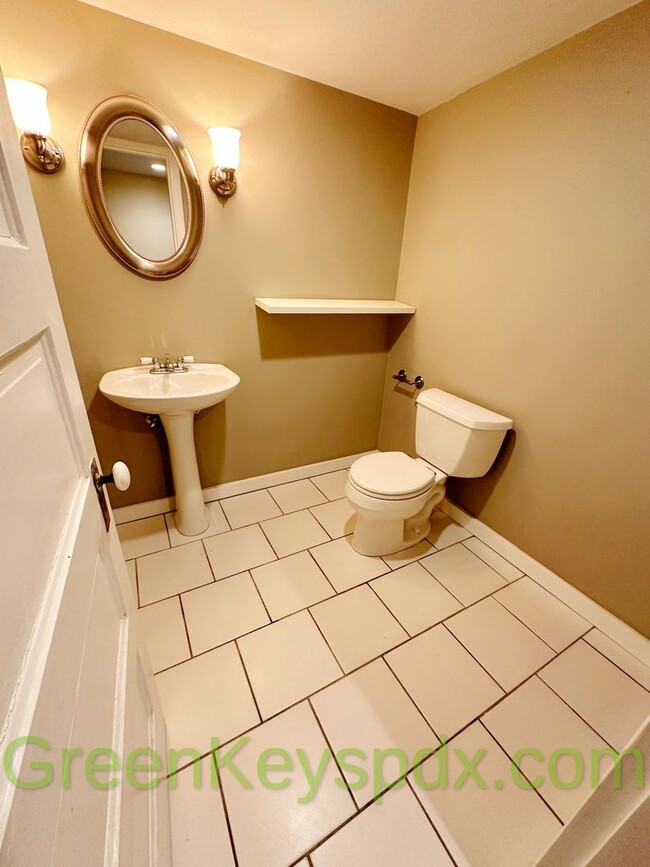 Building Photo - 3-bedroom, 2.5-bathroom Craftsman house in...