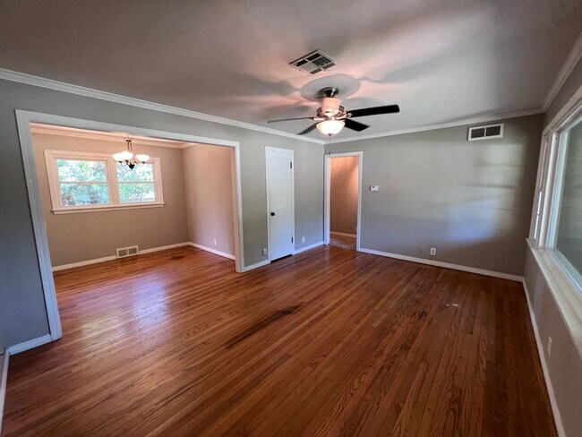 Building Photo - Clean 3 Bed in The Village!