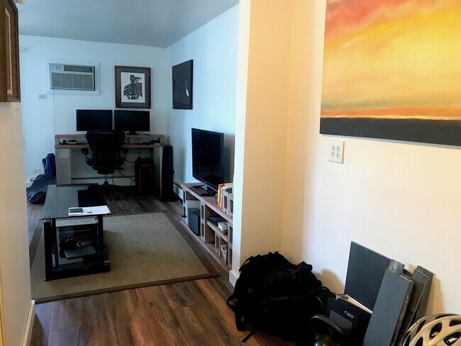 Building Photo - Studio Apartment in Awesome Denver Location!