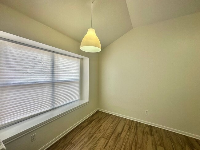 Foto del edificio - AVAILABLE NOW!!!! NEW-MANAGEMENT