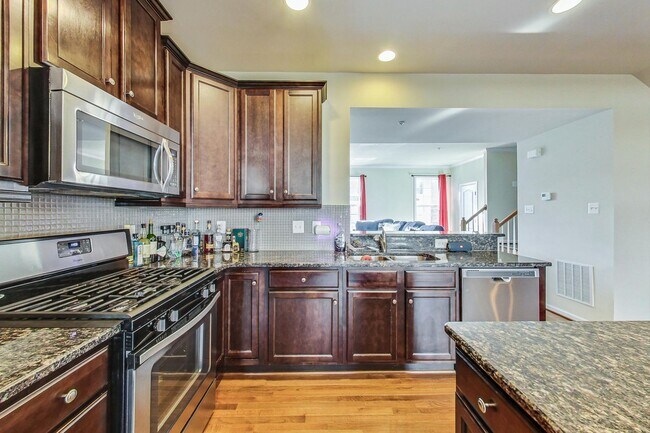 Foto del edificio - *Coming Soon* 3 bedroom, 2.5 bath Luxury Townhome in Market Square Subdivision!