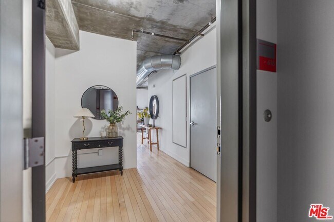 Foto del edificio - 645 W 9th St