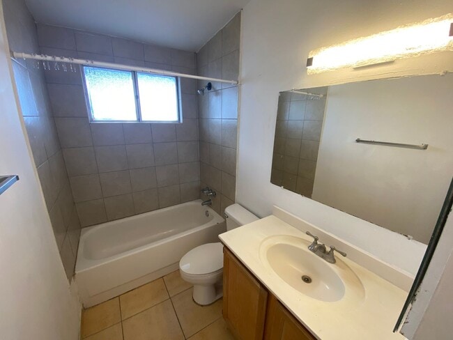 Building Photo - Mesa Centrally located