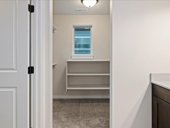 Building Photo - Free September Rent!  Beautiful Newer 4 Bed, 3 Bath located in the heart of Meridian - available ...