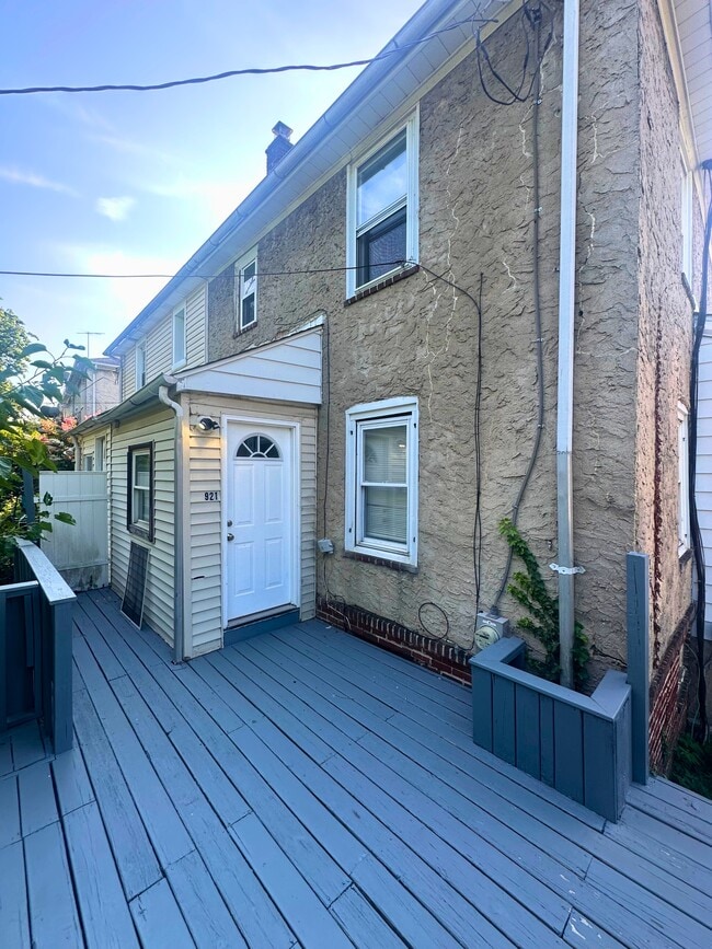 Photo - 921 E 15th St House