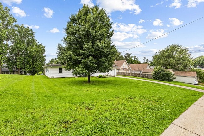 Building Photo - Remodeled 3-bedroom, 1-bath ranch with Attached Garage & Full Basement