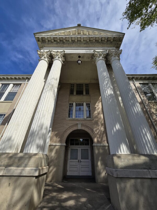 Building Photo - 633 W Washington St