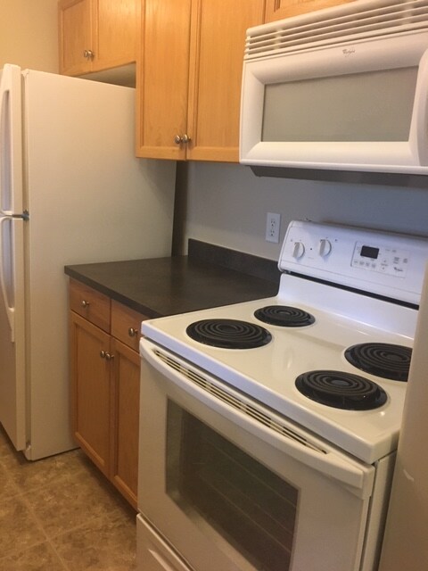 Photo du bâtiment - 2 Bed 1.5 Bath Unit in Edmonton, AB