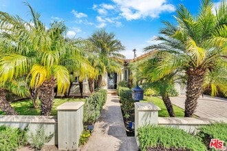 Building Photo - 326 N Doheny Dr