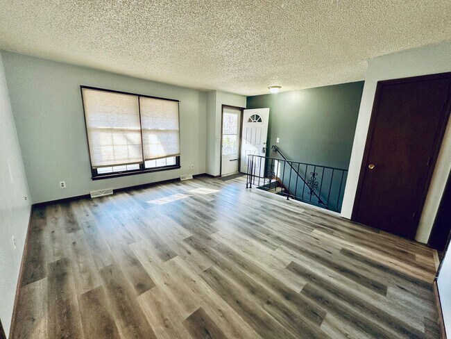 Foto del edificio - {1809} Spacious Duplex in Great Blue Springs Location + Finished Basement + 1 Car Garage