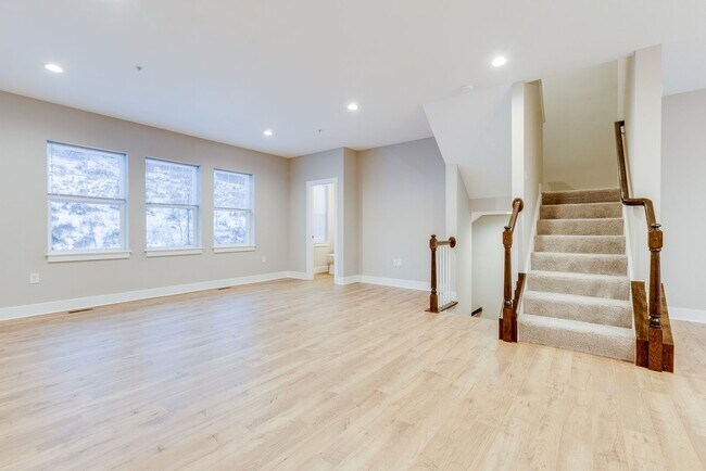 Foto del edificio - 3 Bedroom End Unit Townhouse - Franklin Regional School District - AVAILABLE IMMEDIATELY