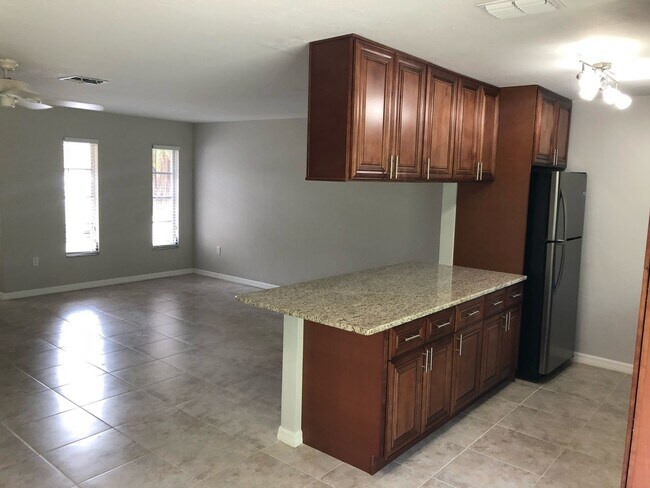 Building Photo - Available NOW  - 2/2 Duplex w/ 2 Car Garag...