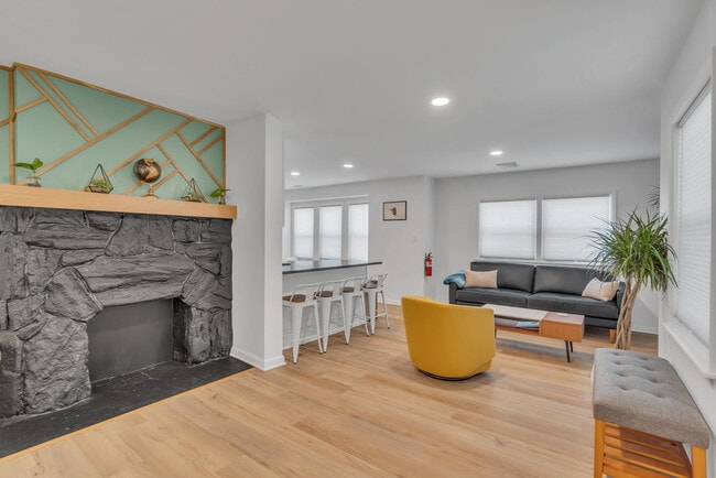 Building Photo - 506 Brinley Ave