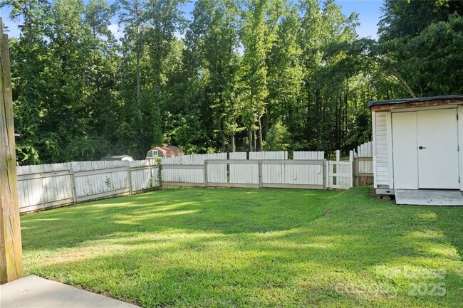 Building Photo - 717 Dawn Cir