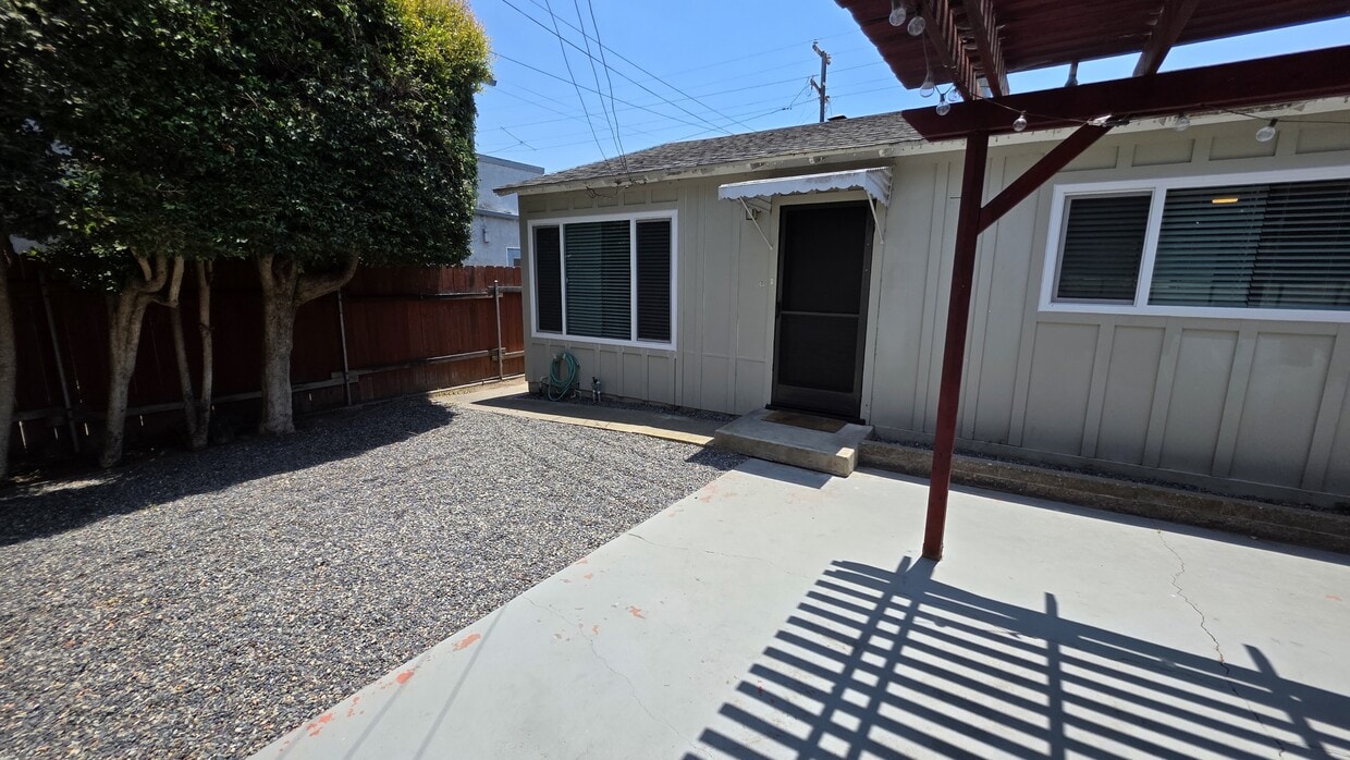 Primary Photo - 2039 Thomas Ave