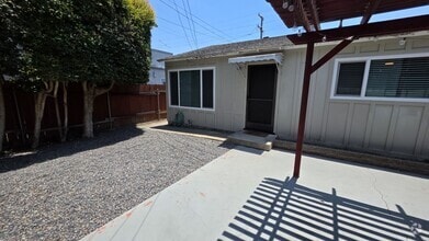 Building Photo - 2039 Thomas Ave