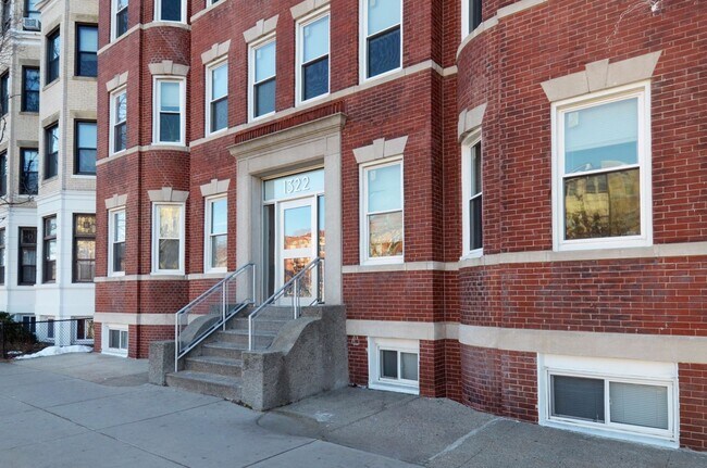 Foto del edificio - Nicely updated large 2 bed split in Allston.