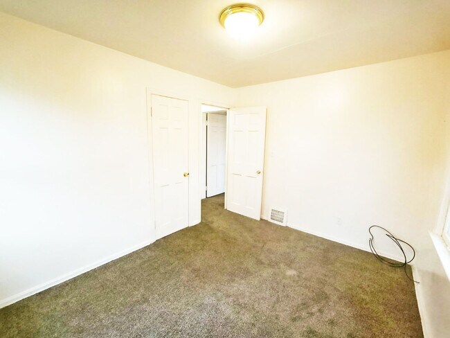 Building Photo - Convenient Showings — No Appointment Needed!
