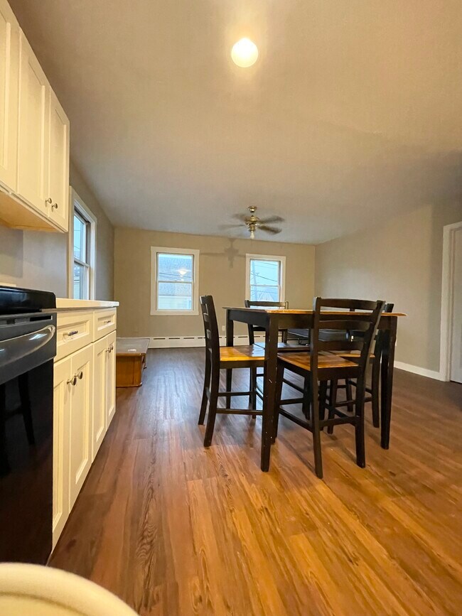Open kitchen and living area - 540 Thames St