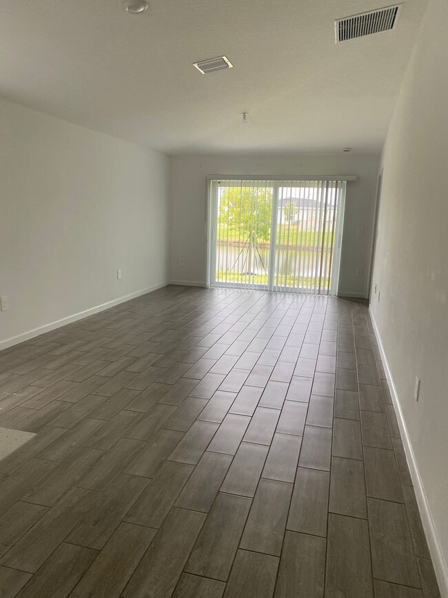 Foto del edificio - 3 BED 2 BATH SINGLE STORY 3/2 HOME.