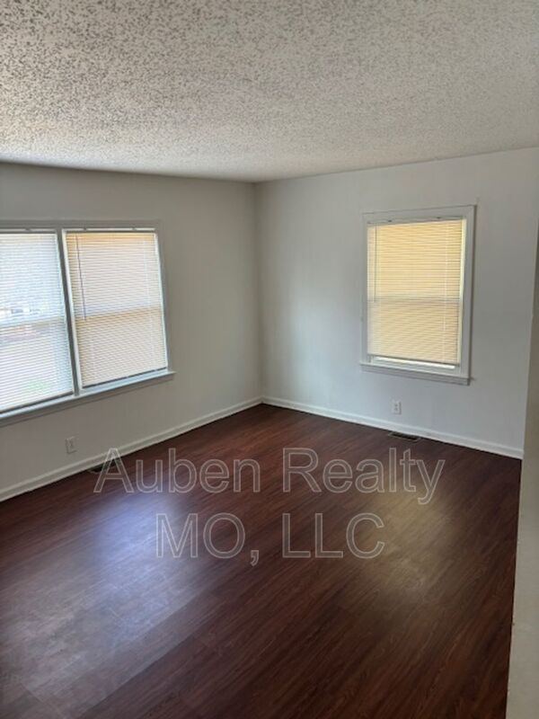 Building Photo - 623 N Pleasant St