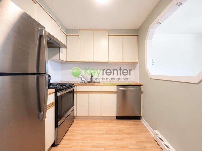 Foto del edificio - Lake View Apartment in a Peaceful Park Ridge Community