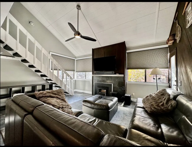 Building Photo - Stylish 2-Bed + Loft Mountain Condo in San...