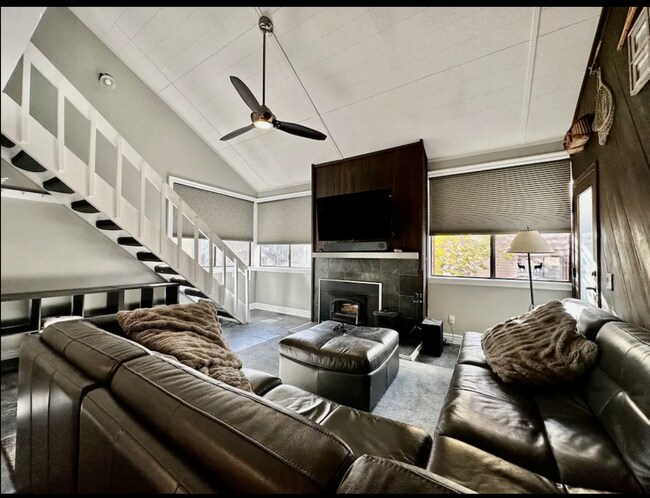 Foto del edificio - Stylish 2-Bed + Loft Mountain Condo in San...