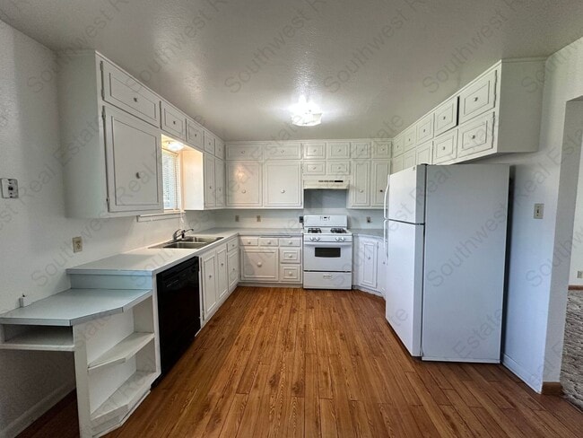 Building Photo - Spacious 3-bedroom 2-bathroom home