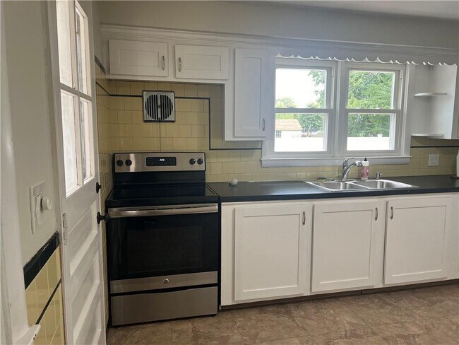 Foto del edificio - 108 Airport Rd