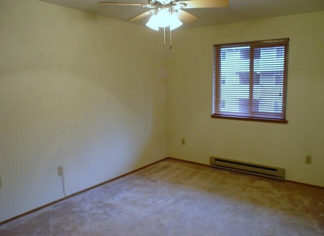 Building Photo - Updated 2BR Condo w/ 2 Covered Parking – Kenmore