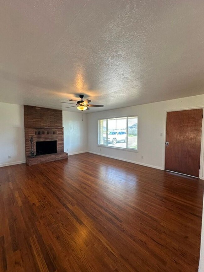 Foto del edificio - Updated home in Henley School District