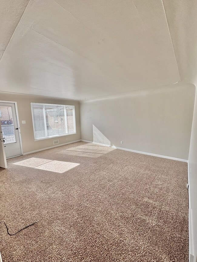 Foto del edificio - Remodeled Two Bedroom in University District-Next to DU!! New Carpet, In unit Washer/Dryer & More!!