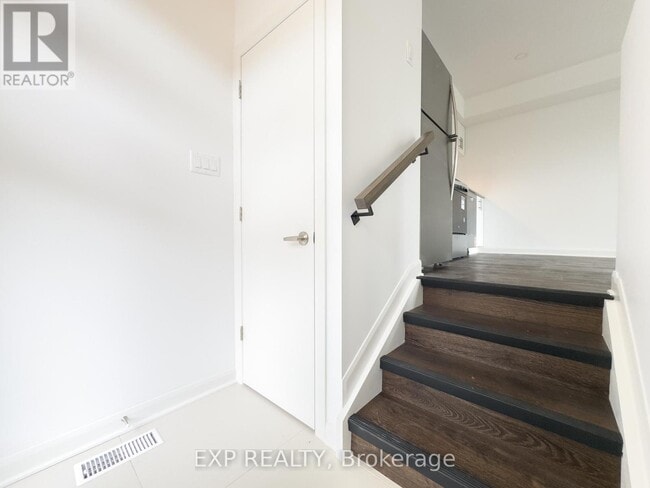 Building Photo - 25 Fair Oaks Crescent