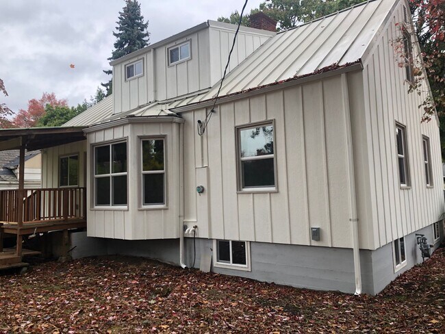 Building Photo - Beautiful custom 3 bedroom 2 bath modern f...