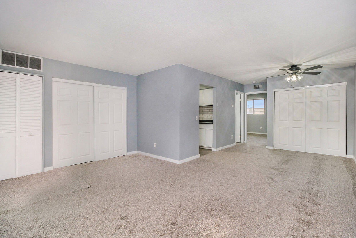 Living/Dining Area - 2039 Inverway Ct