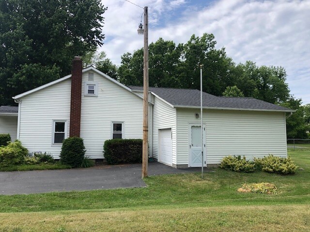 Building Photo - 3887 Middle Ridge Rd