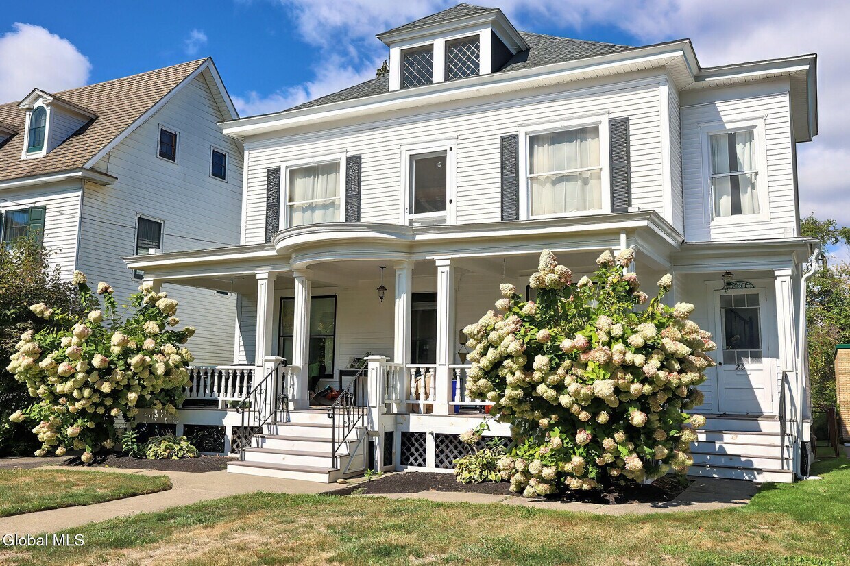 Primary Photo - 28 Manning Blvd