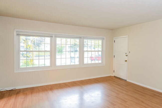 Building Photo - 3 Bedroom, 1 Bathroom House in NE Minneapo...