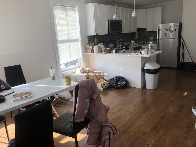 Building Photo - 3 br, 1.5 bath  - 2747 Washington St Apt 3M