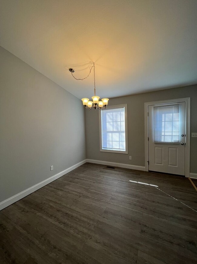 Foto del edificio - Now Leasing! Move In Ready home with 2 car garage and fenced in backyard!